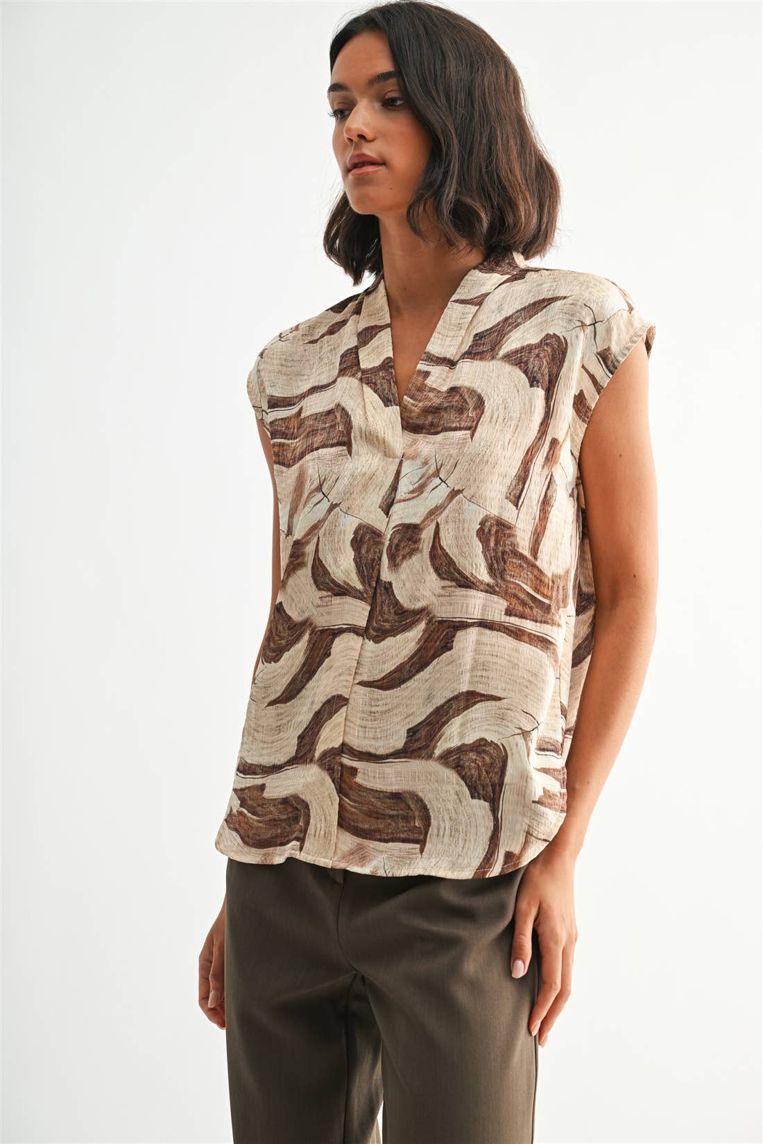 GEO PRINT V NECK SLEEVELESS BLOUSE