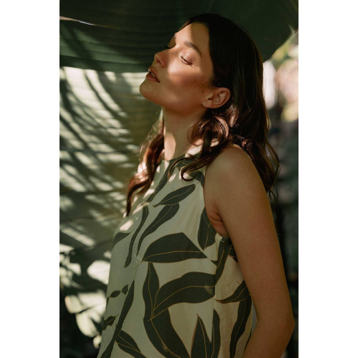 FUN2FUN - LEAF PRINT BACK BUTTON SLEEVELESS TOP