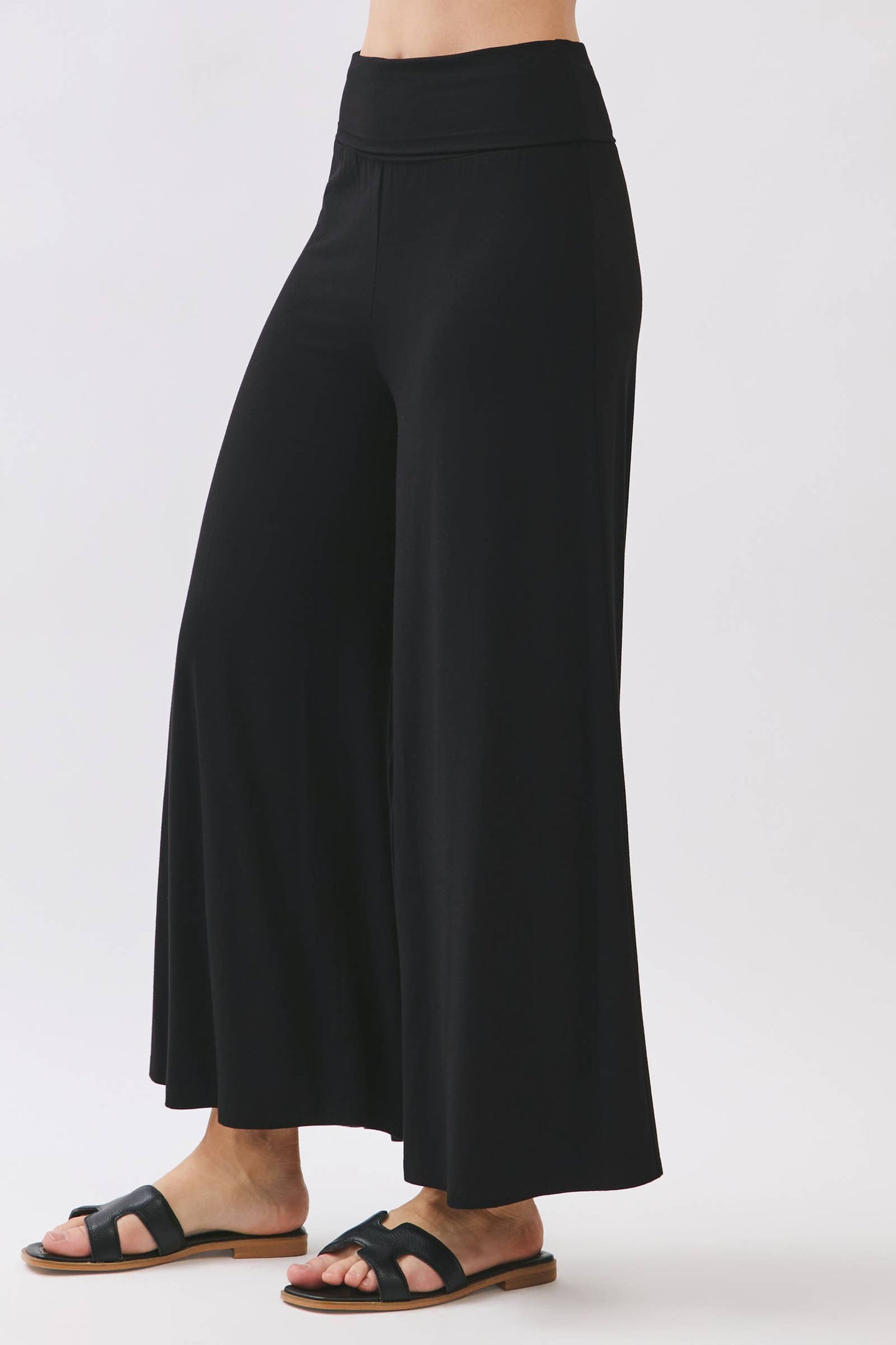 SOLID WIDE LEG CROP PANTS - Final Touch