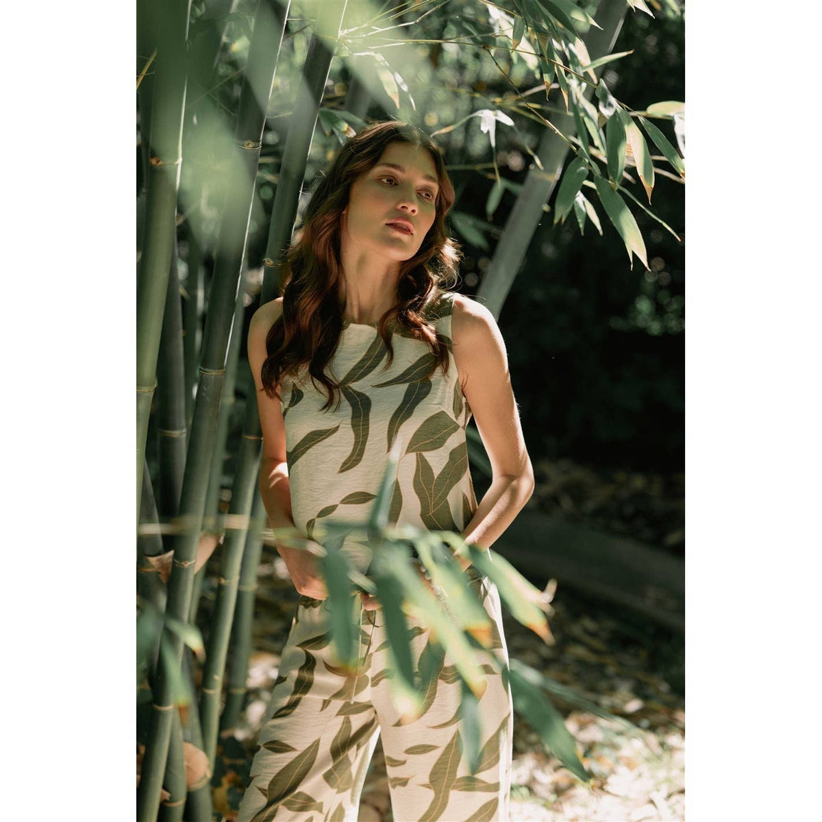 FUN2FUN - LEAF PRINT BACK BUTTON SLEEVELESS TOP