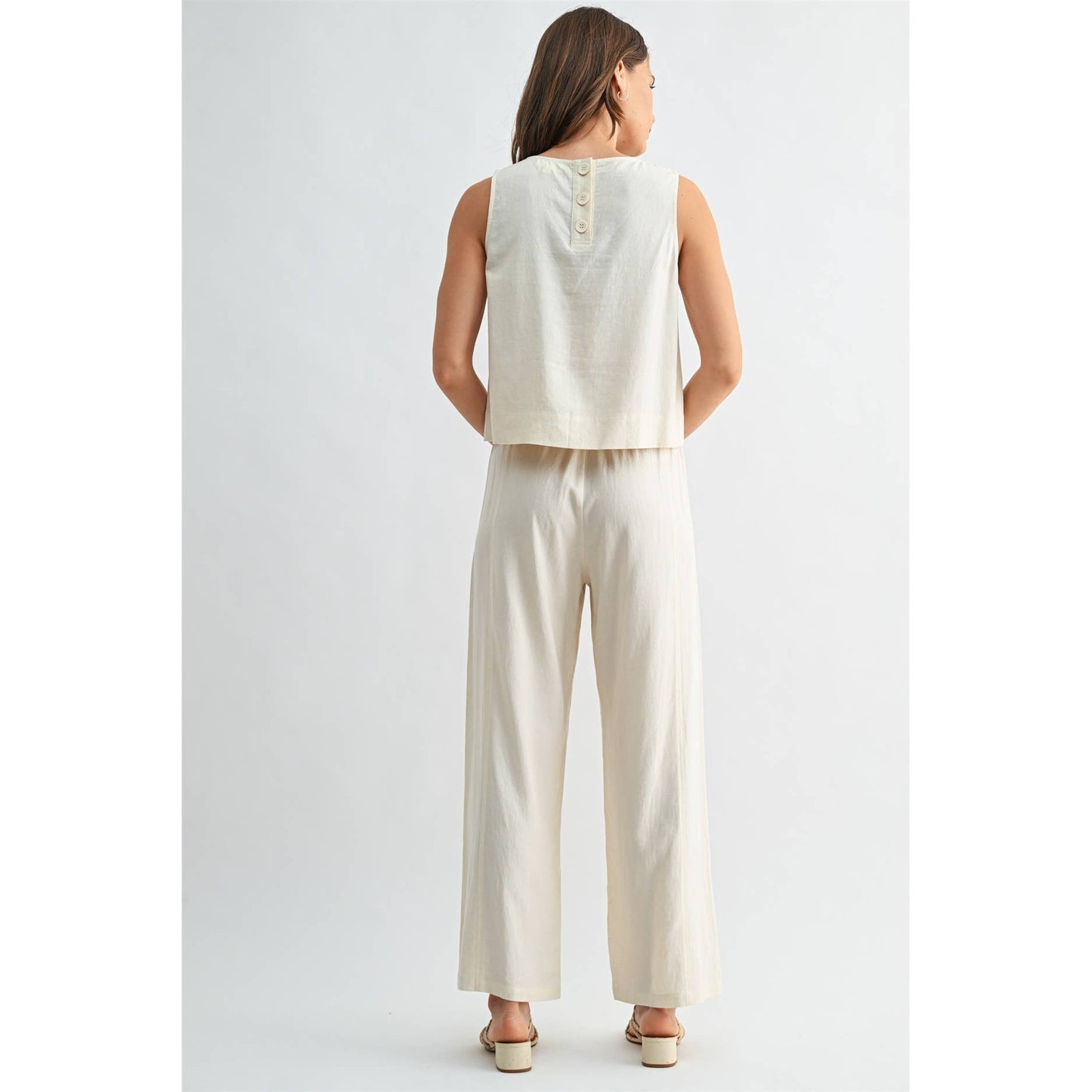 FUN2FUN - LINEN BLEND SLEEVELESS BUTTON BACK TOP