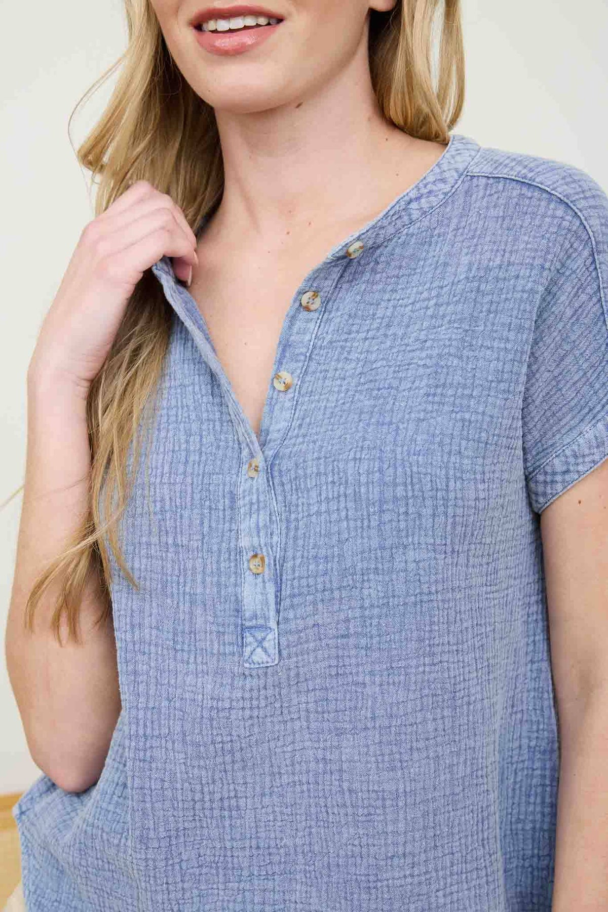 SHORT SLEEVE HENLEY CHAMBRAY TOP - Blue Pepper