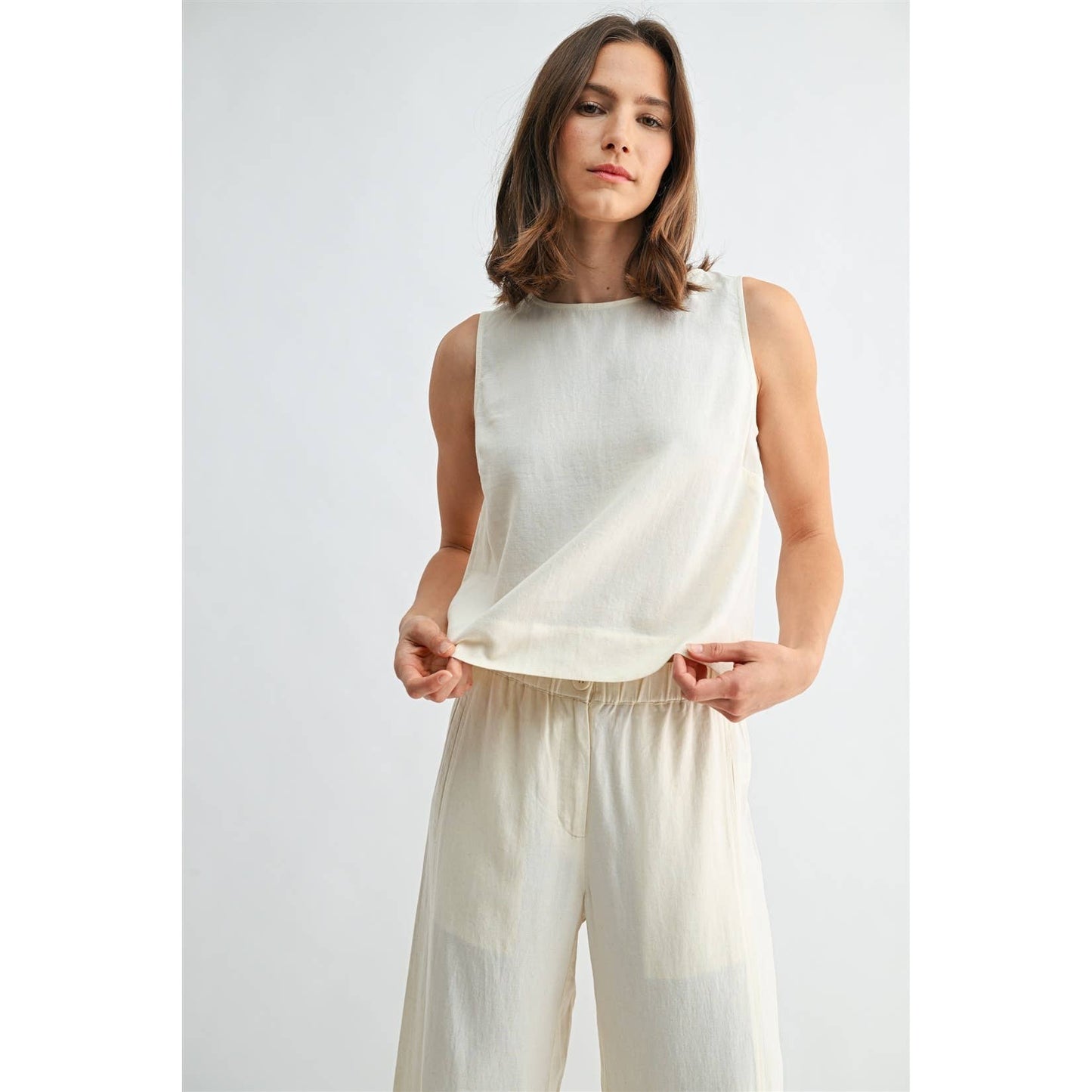 FUN2FUN - LINEN BLEND SLEEVELESS BUTTON BACK TOP