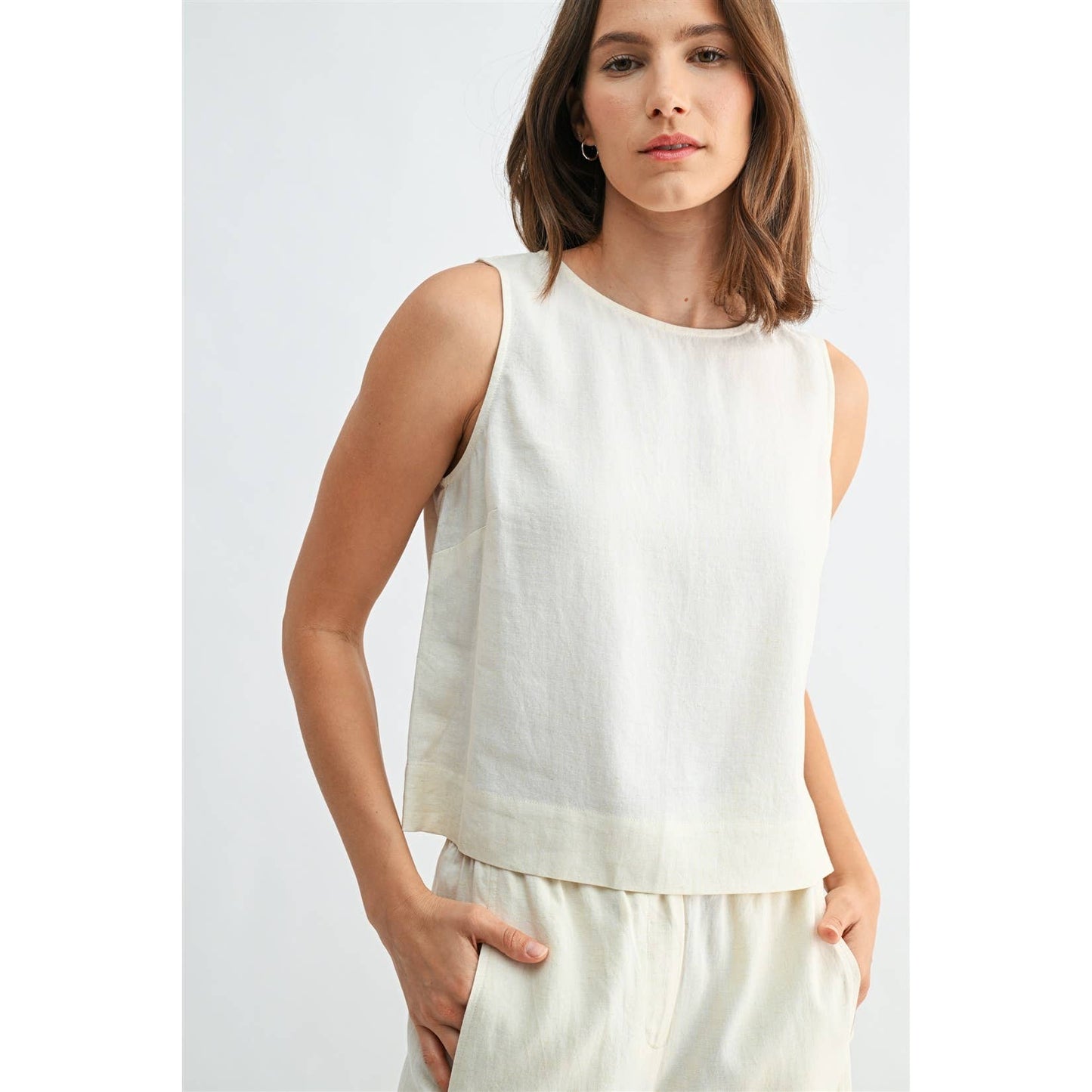 FUN2FUN - LINEN BLEND SLEEVELESS BUTTON BACK TOP