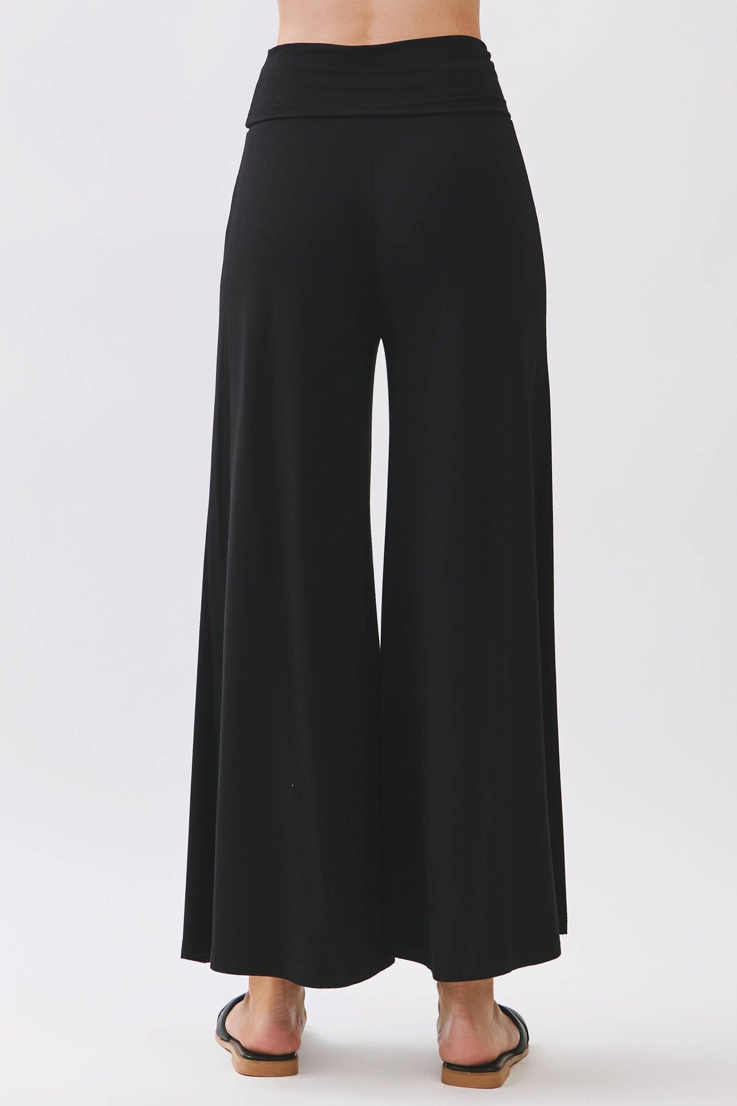 SOLID WIDE LEG CROP PANTS - Final Touch