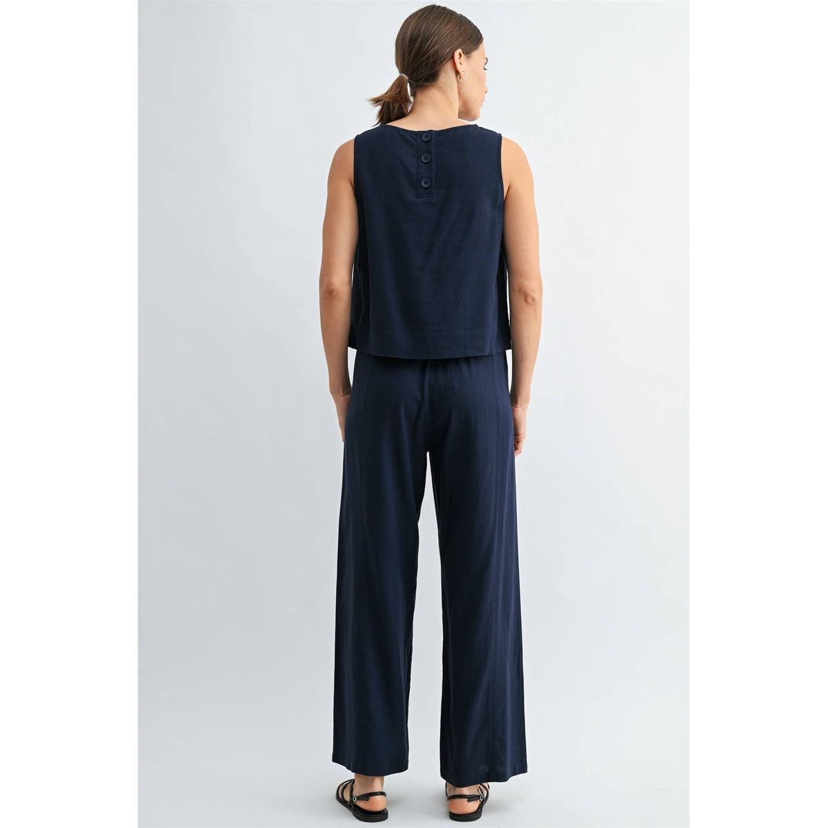 FUN2FUN - LINEN BLEND SLEEVELESS BUTTON BACK TOP