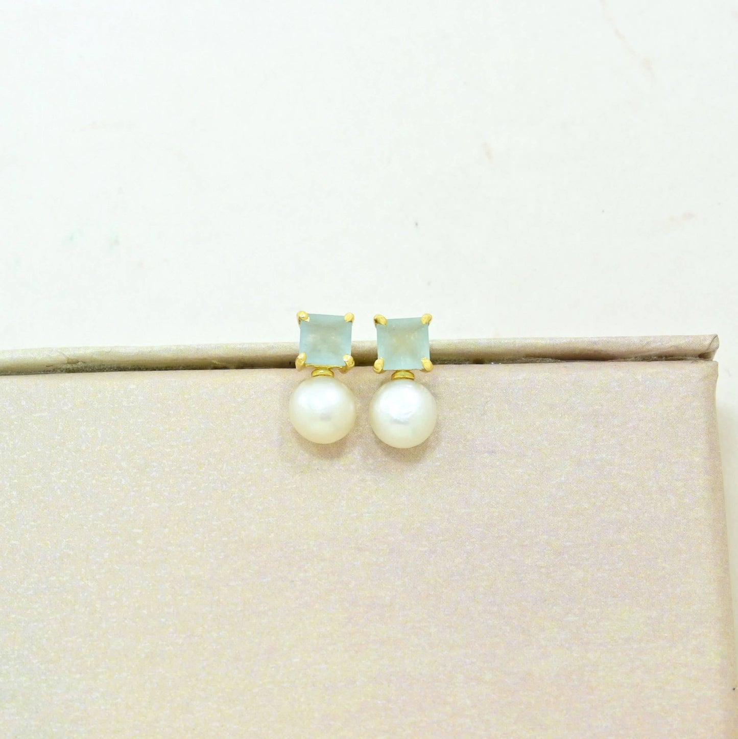 Schmuckoo x Noyre Berlin - Aaliyah Earring Gold Plated - Pearl & Aquamarine Chalcedony