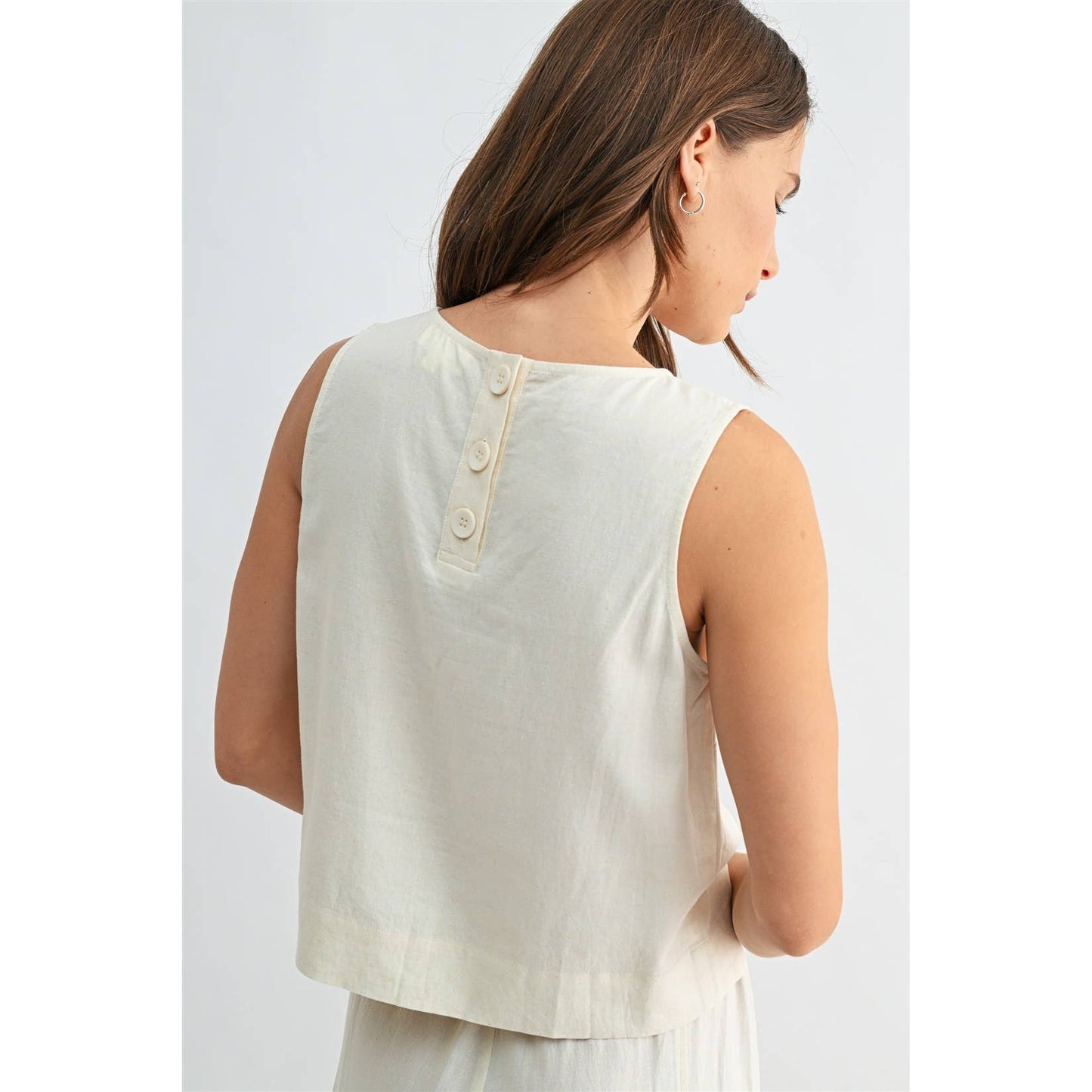 FUN2FUN - LINEN BLEND SLEEVELESS BUTTON BACK TOP