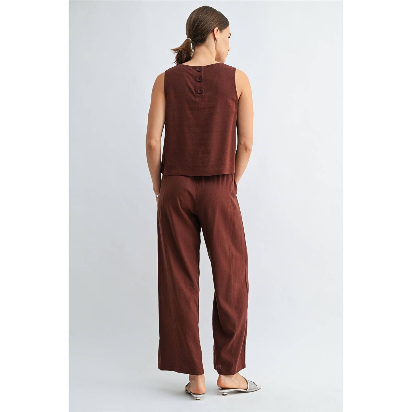 FUN2FUN - LINEN BLEND SLEEVELESS BUTTON BACK TOP