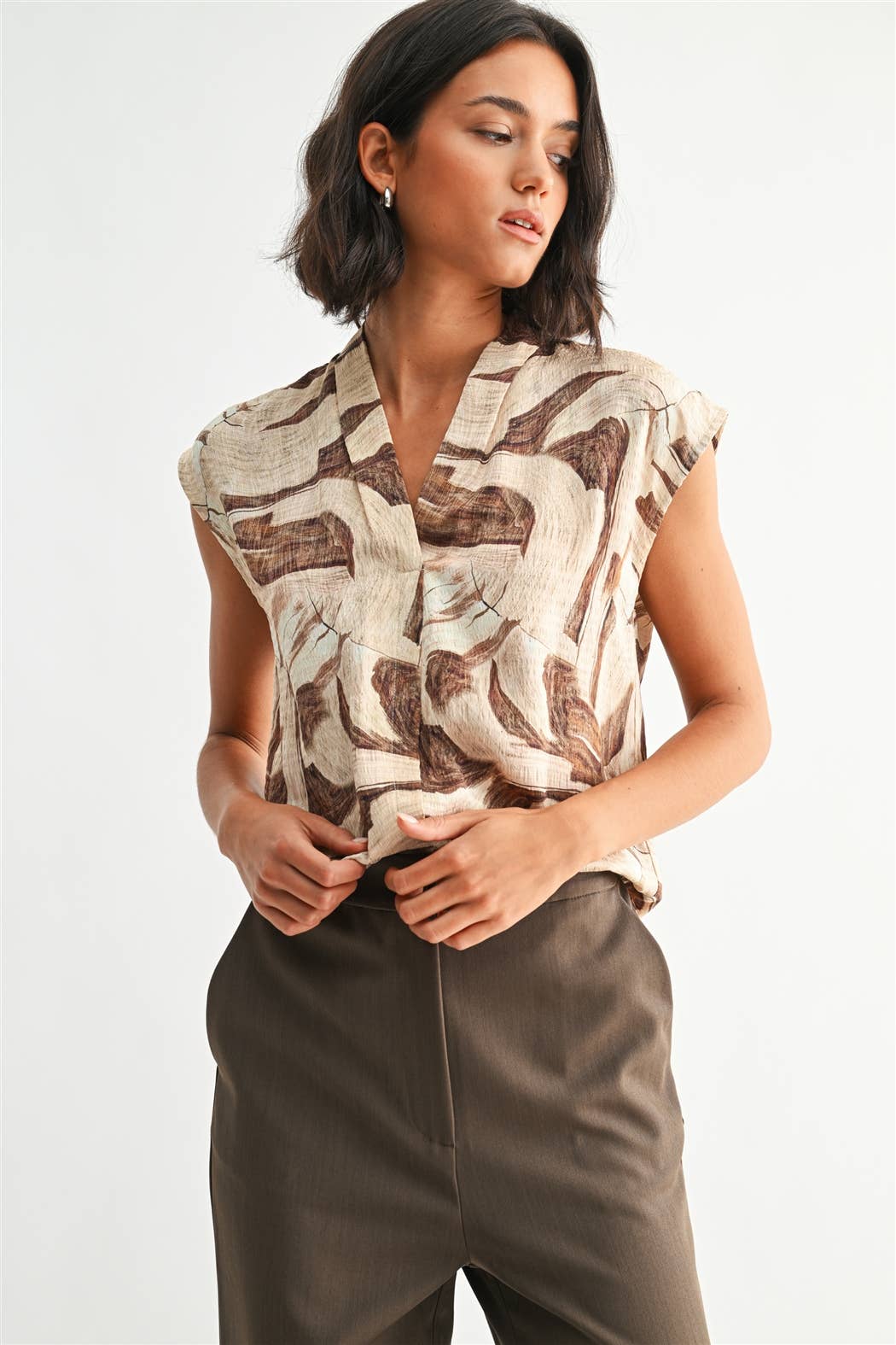 GEO PRINT V NECK SLEEVELESS BLOUSE