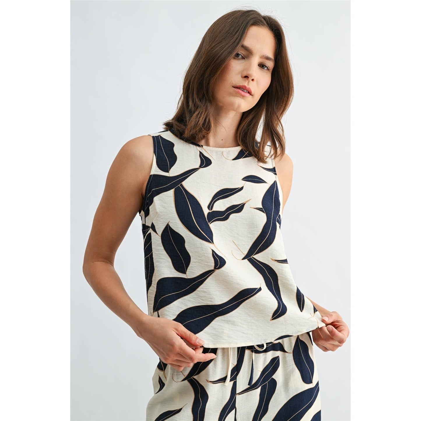 FUN2FUN - LEAF PRINT BACK BUTTON SLEEVELESS TOP