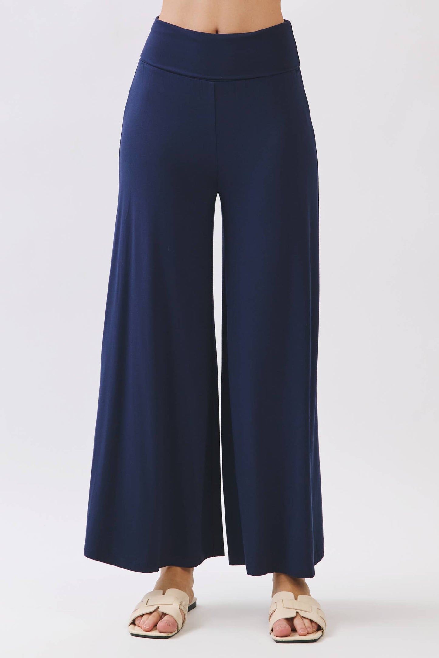 SOLID WIDE LEG CROP PANTS - Final Touch