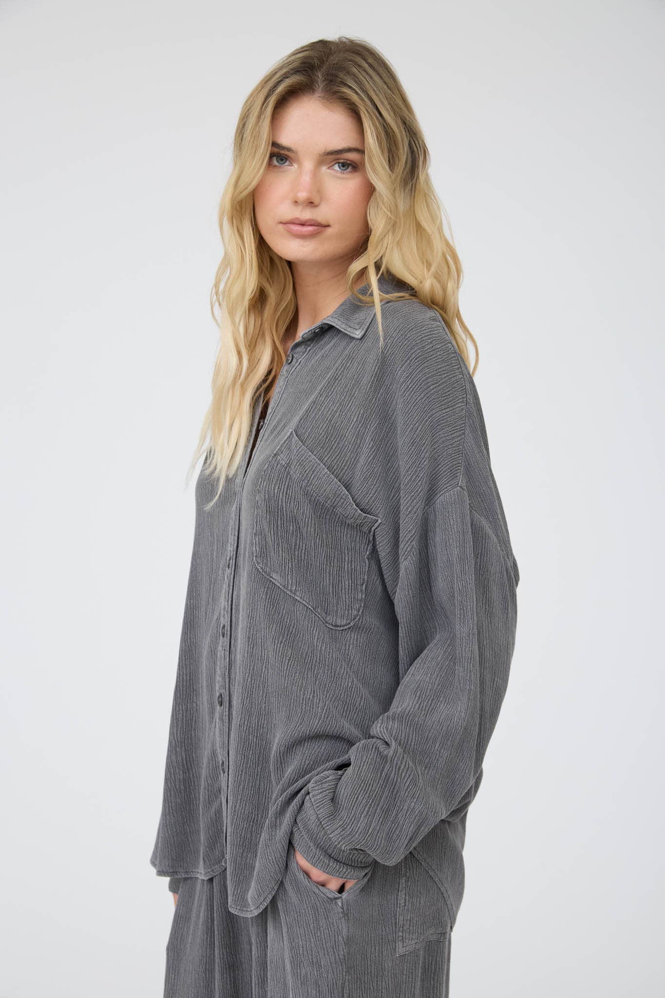 CRINKLE PLISSE COLLARED LONG SLEEVE BUTTON DOWN - Blu Pepper