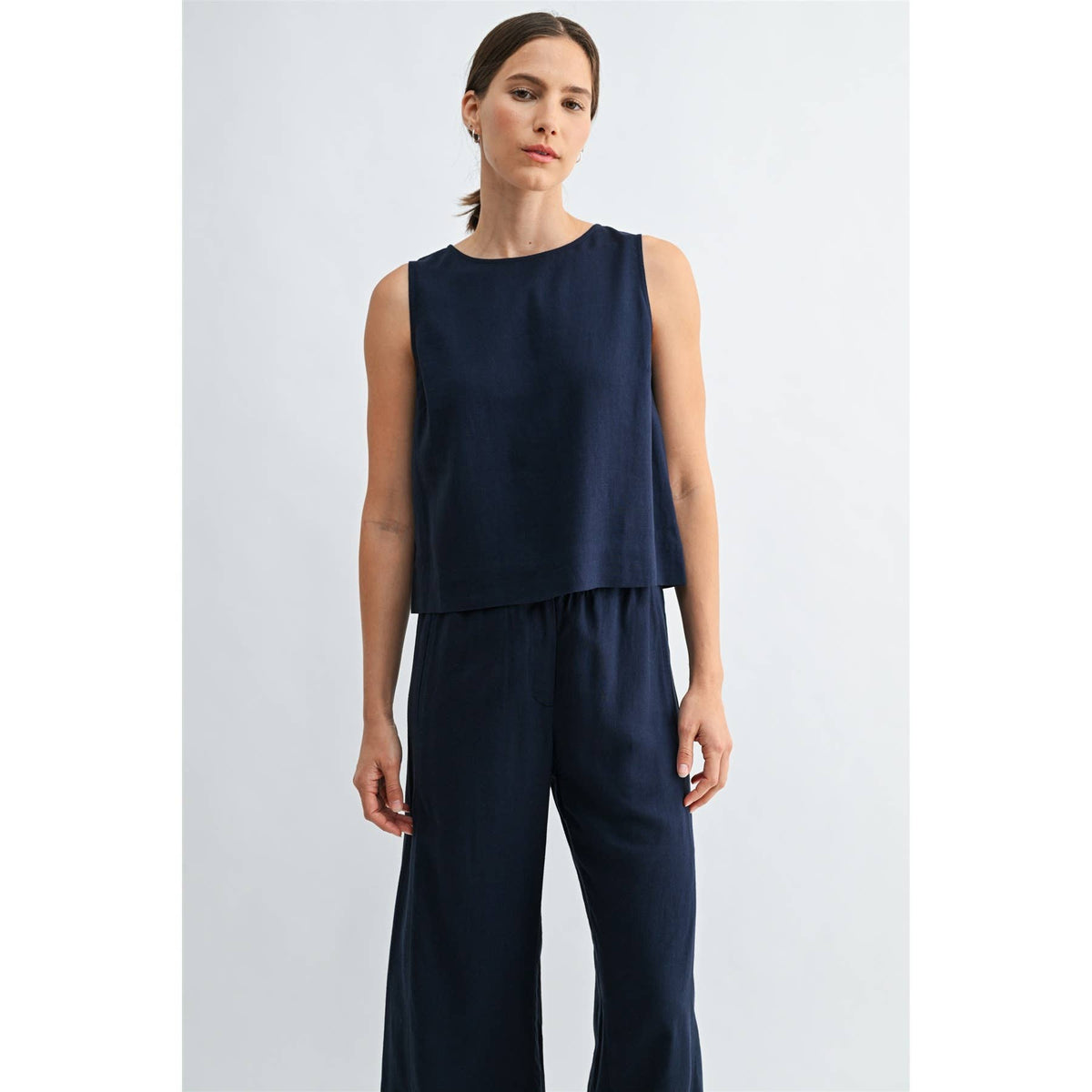 FUN2FUN - LINEN BLEND SLEEVELESS BUTTON BACK TOP