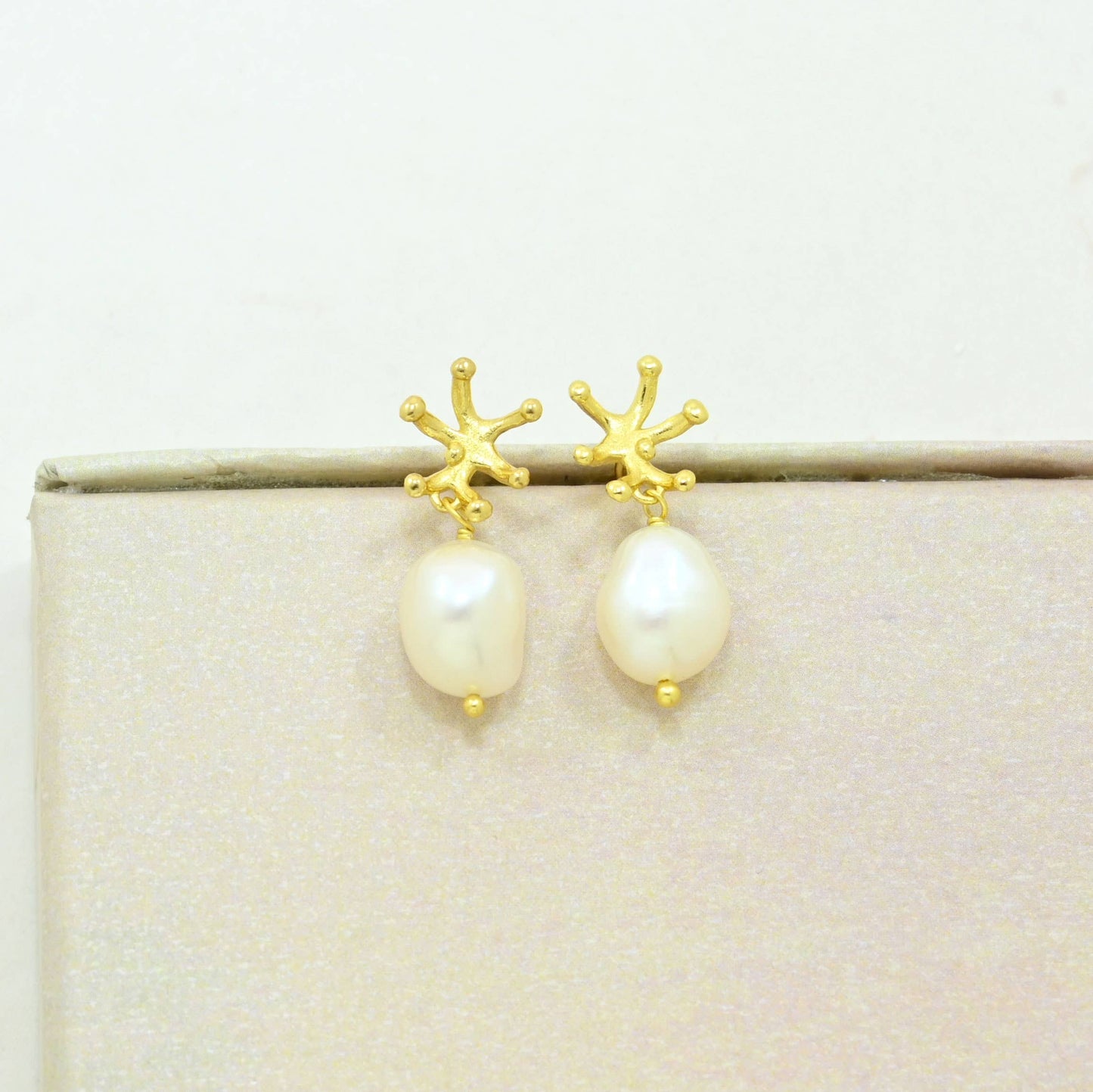 Schmuckoo x Noyre Berlin - Coral Earring Gold Plated - Natural Pearl