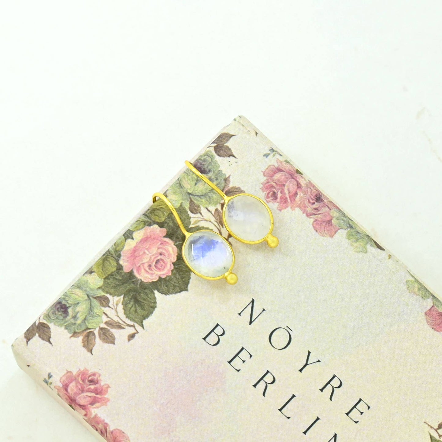 Schmuckoo x Noyre Berlin - Oval Gemstone Gold Earring Silver 925 - Rainbow Moonstone