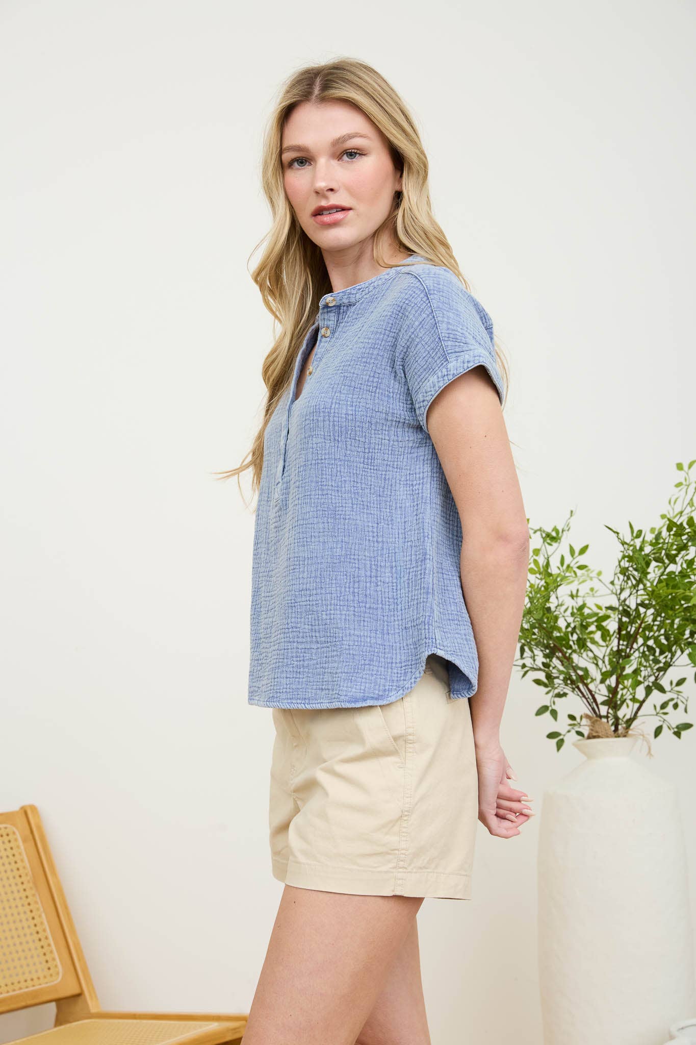 SHORT SLEEVE HENLEY CHAMBRAY TOP - Blue Pepper