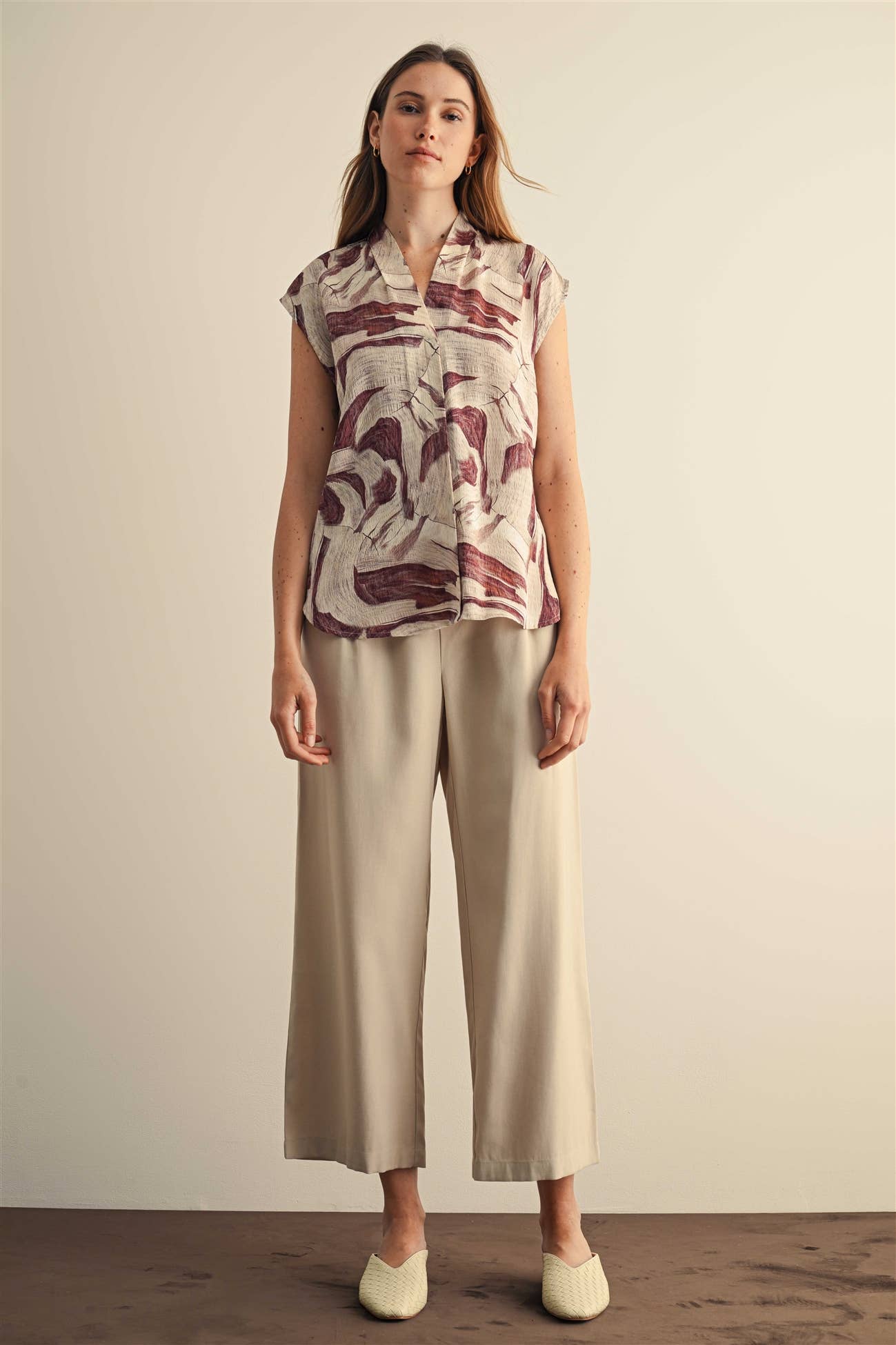GEO PRINT V NECK SLEEVELESS BLOUSE