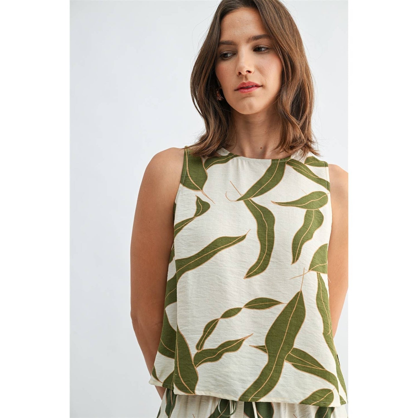 FUN2FUN - LEAF PRINT BACK BUTTON SLEEVELESS TOP