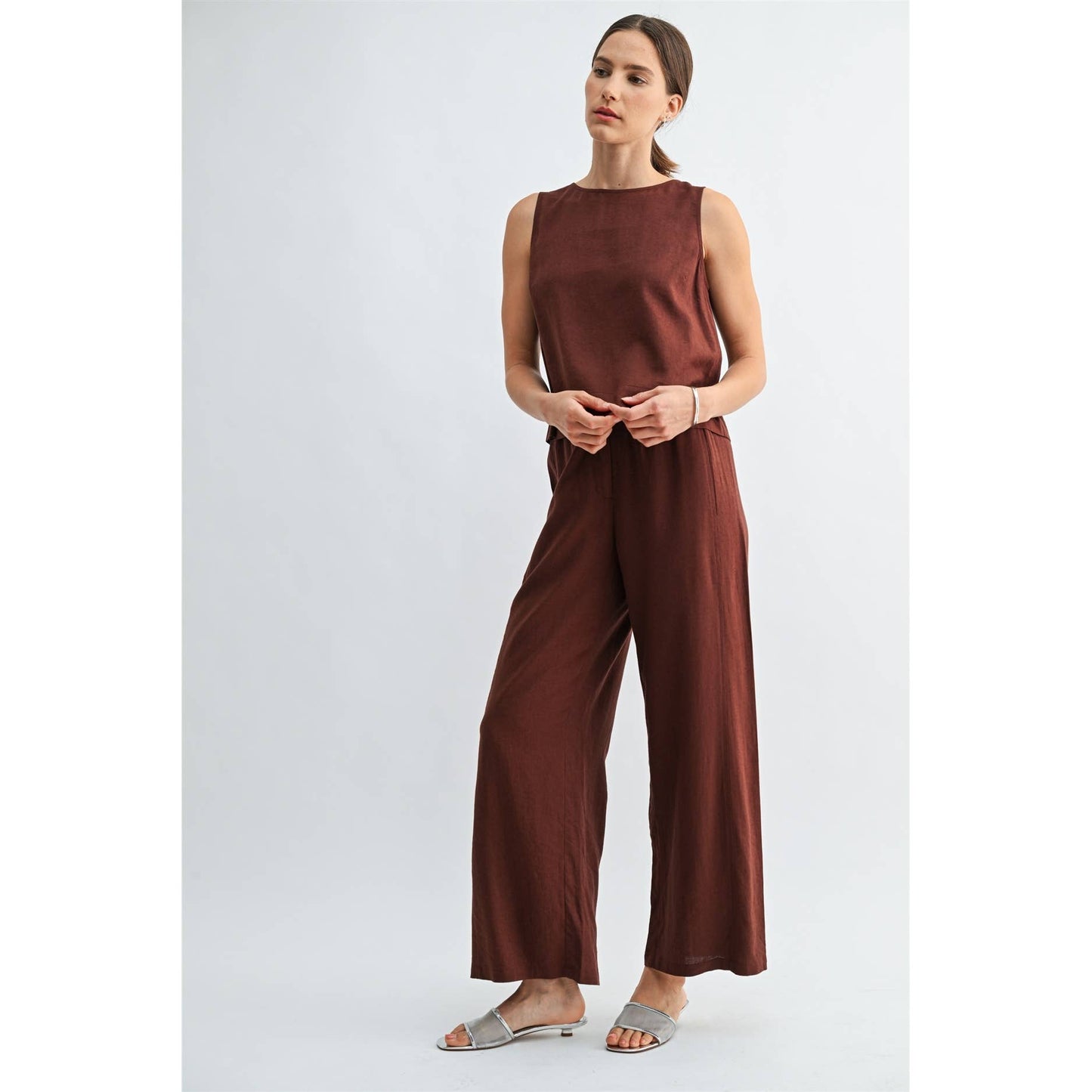 FUN2FUN - LINEN BLEND SLEEVELESS BUTTON BACK TOP