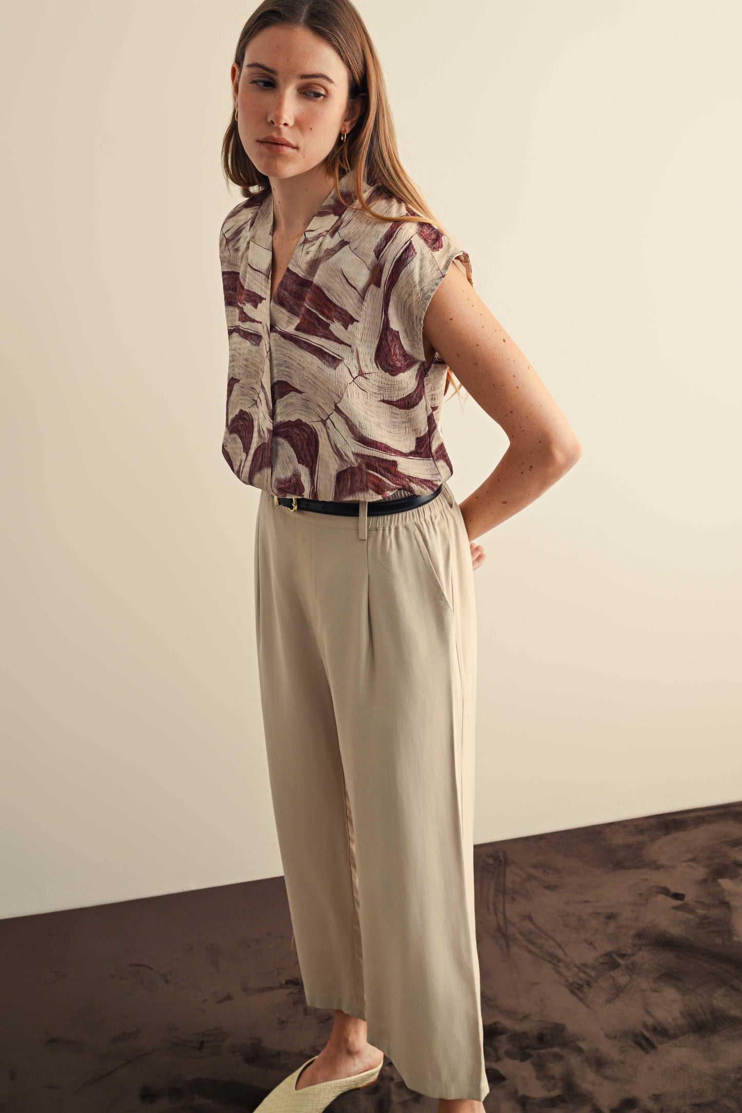 GEO PRINT V NECK SLEEVELESS BLOUSE