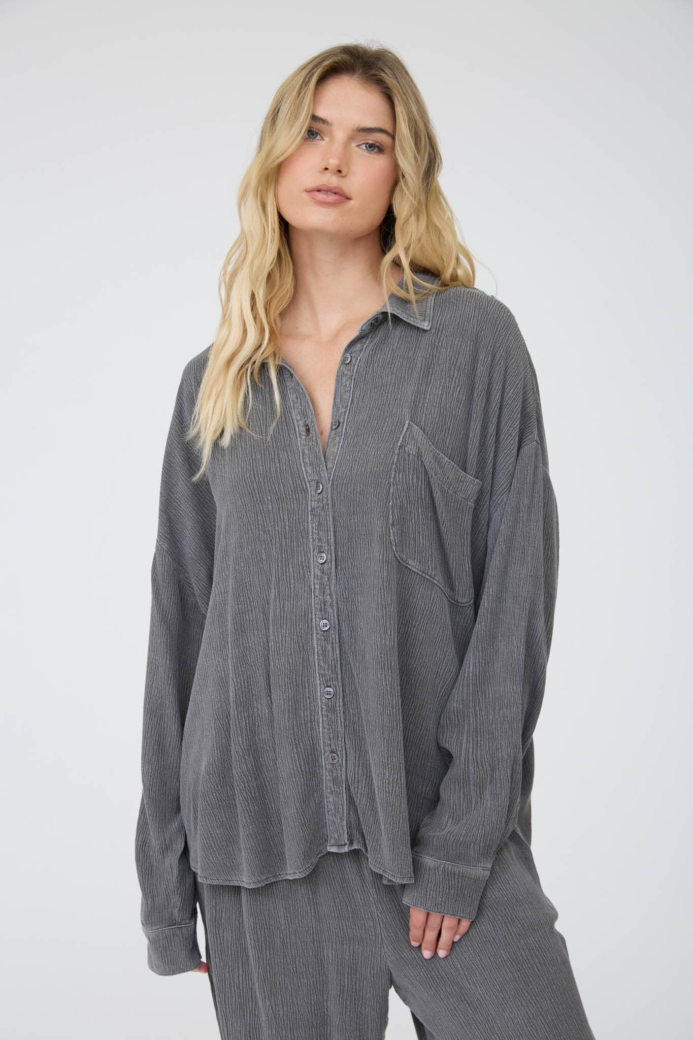CRINKLE PLISSE COLLARED LONG SLEEVE BUTTON DOWN - Blu Pepper