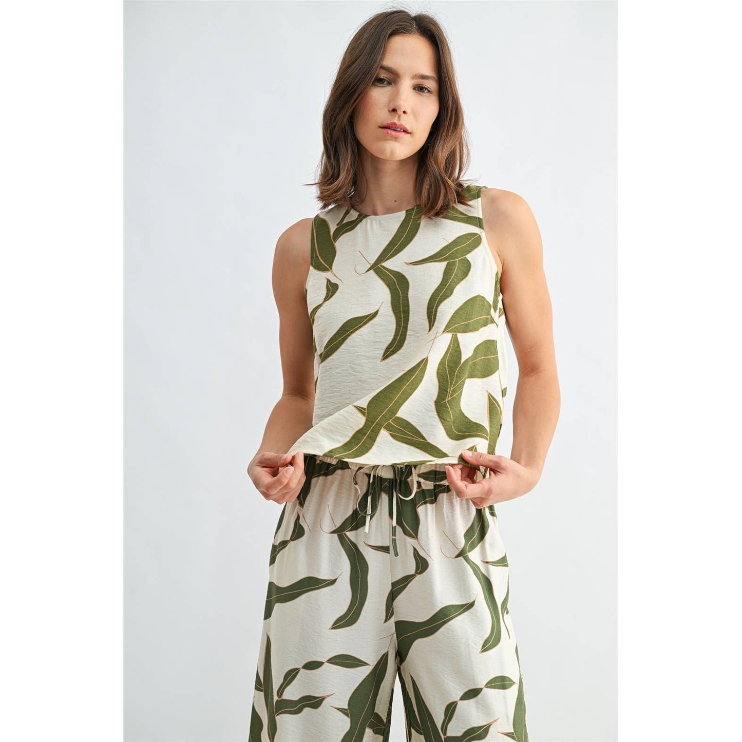 FUN2FUN - LEAF PRINT BACK BUTTON SLEEVELESS TOP