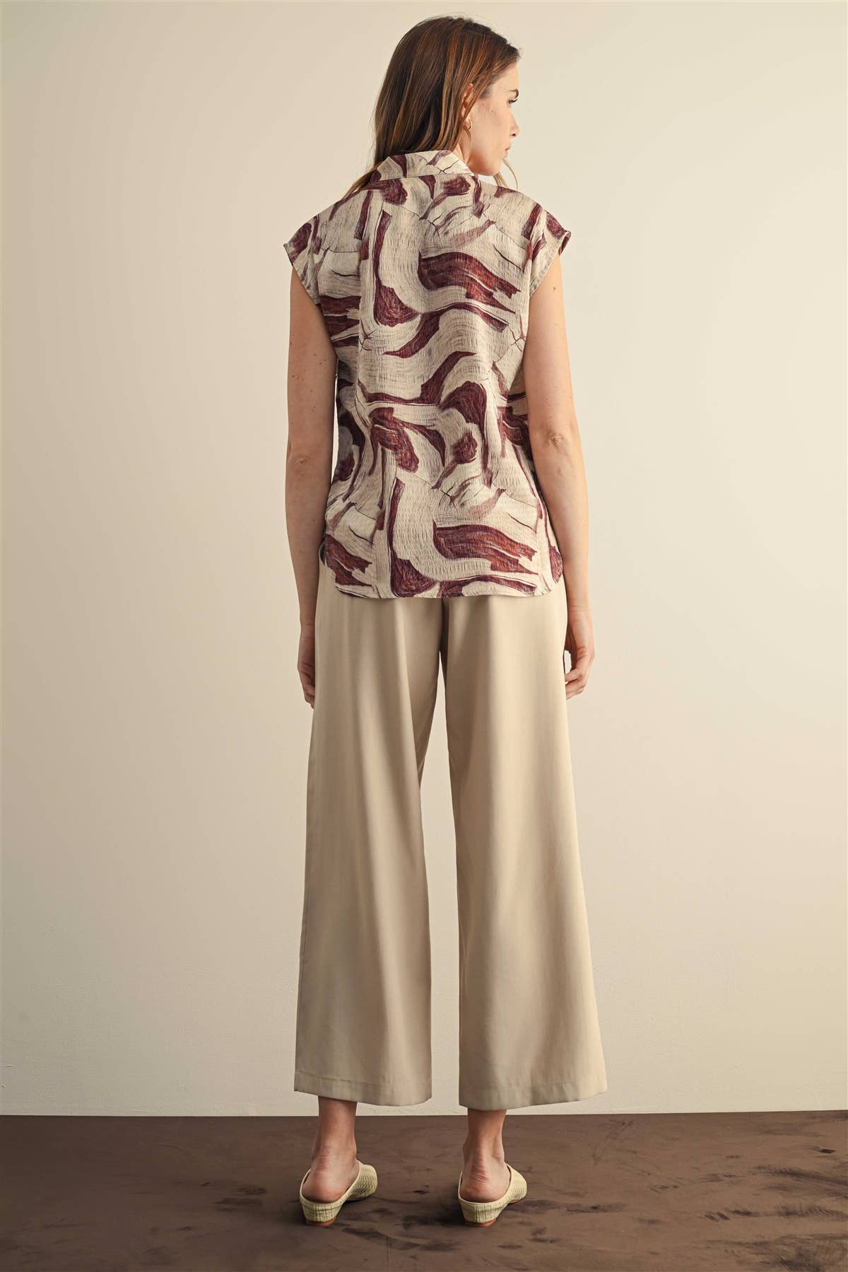 GEO PRINT V NECK SLEEVELESS BLOUSE