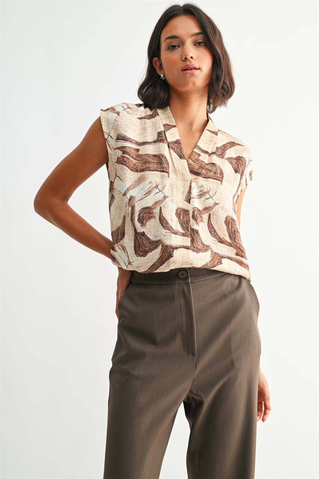 GEO PRINT V NECK SLEEVELESS BLOUSE