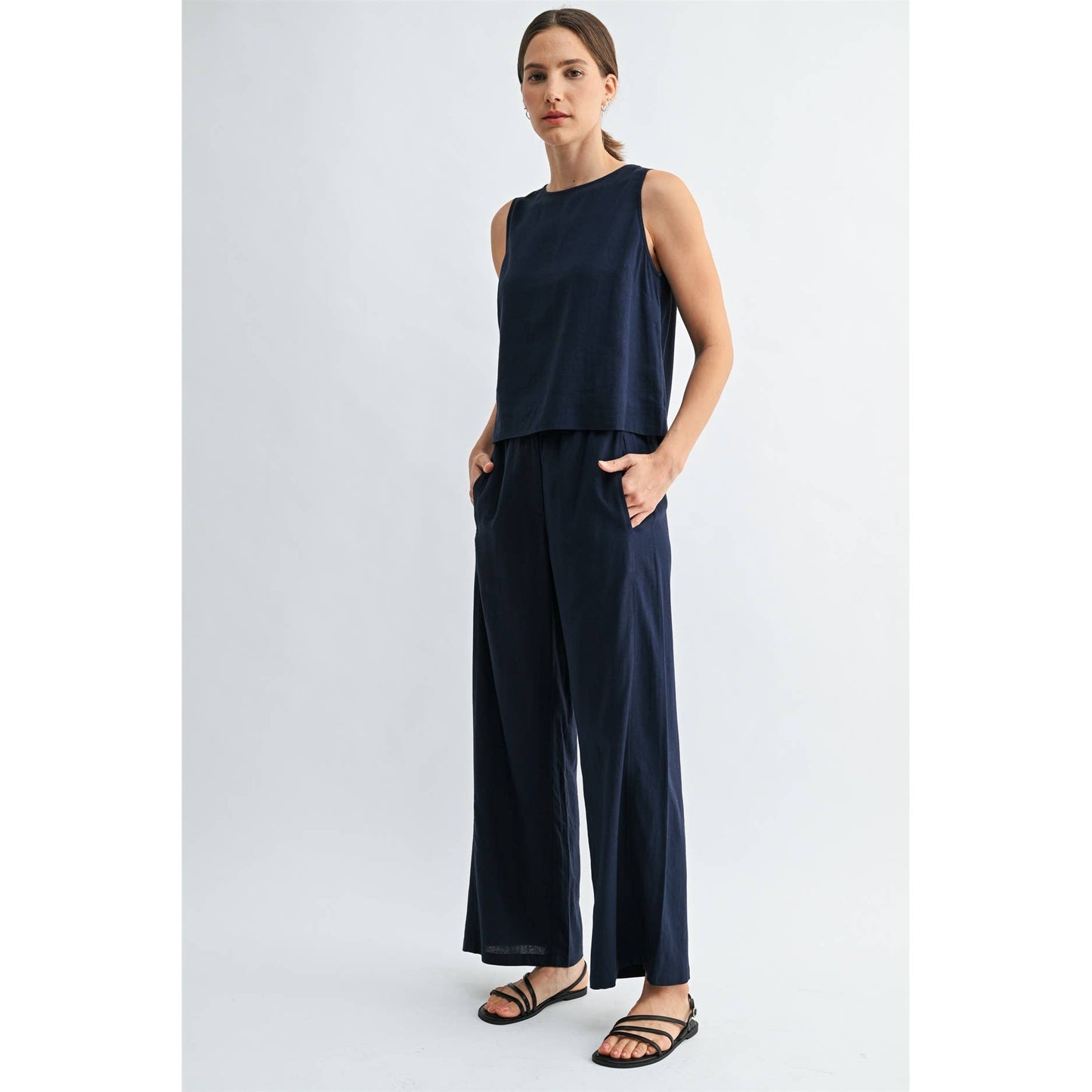FUN2FUN - LINEN BLEND SLEEVELESS BUTTON BACK TOP