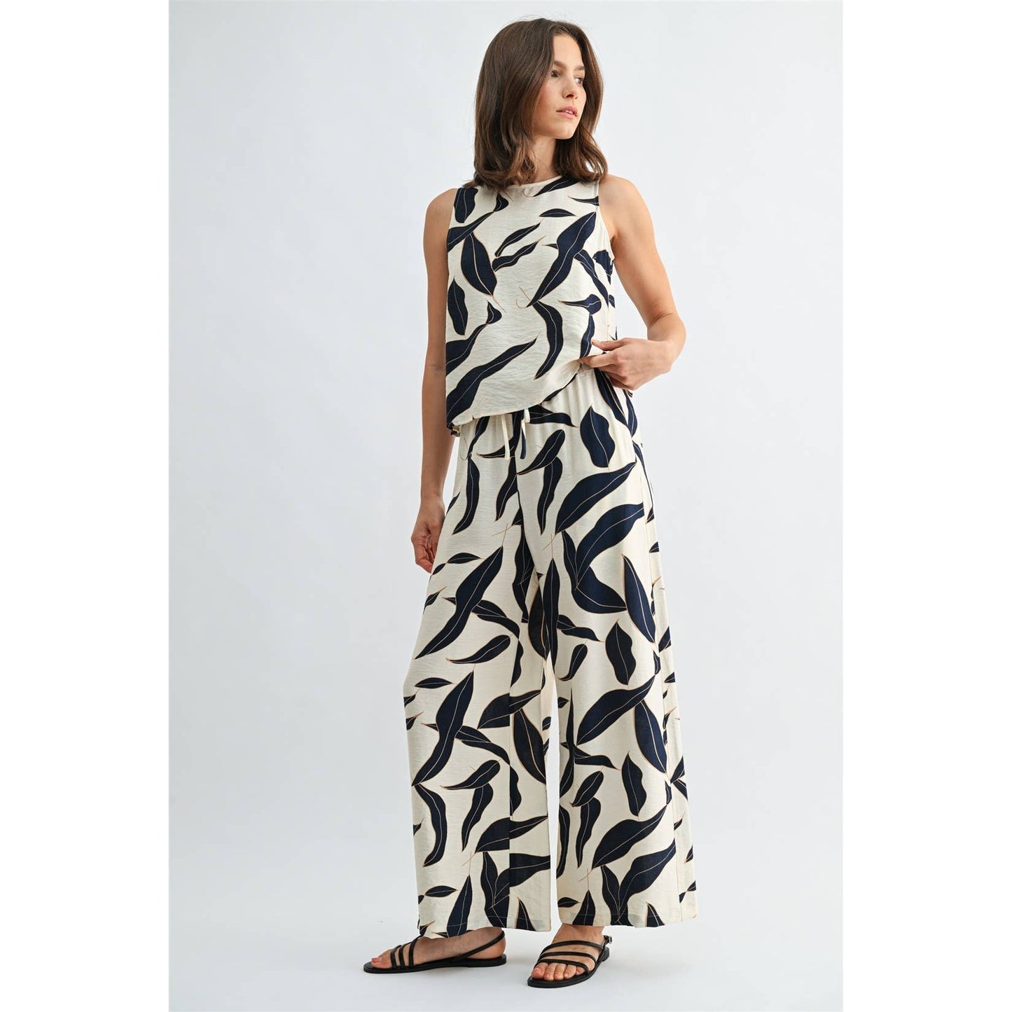 FUN2FUN - LEAF PRINT BACK BUTTON SLEEVELESS TOP