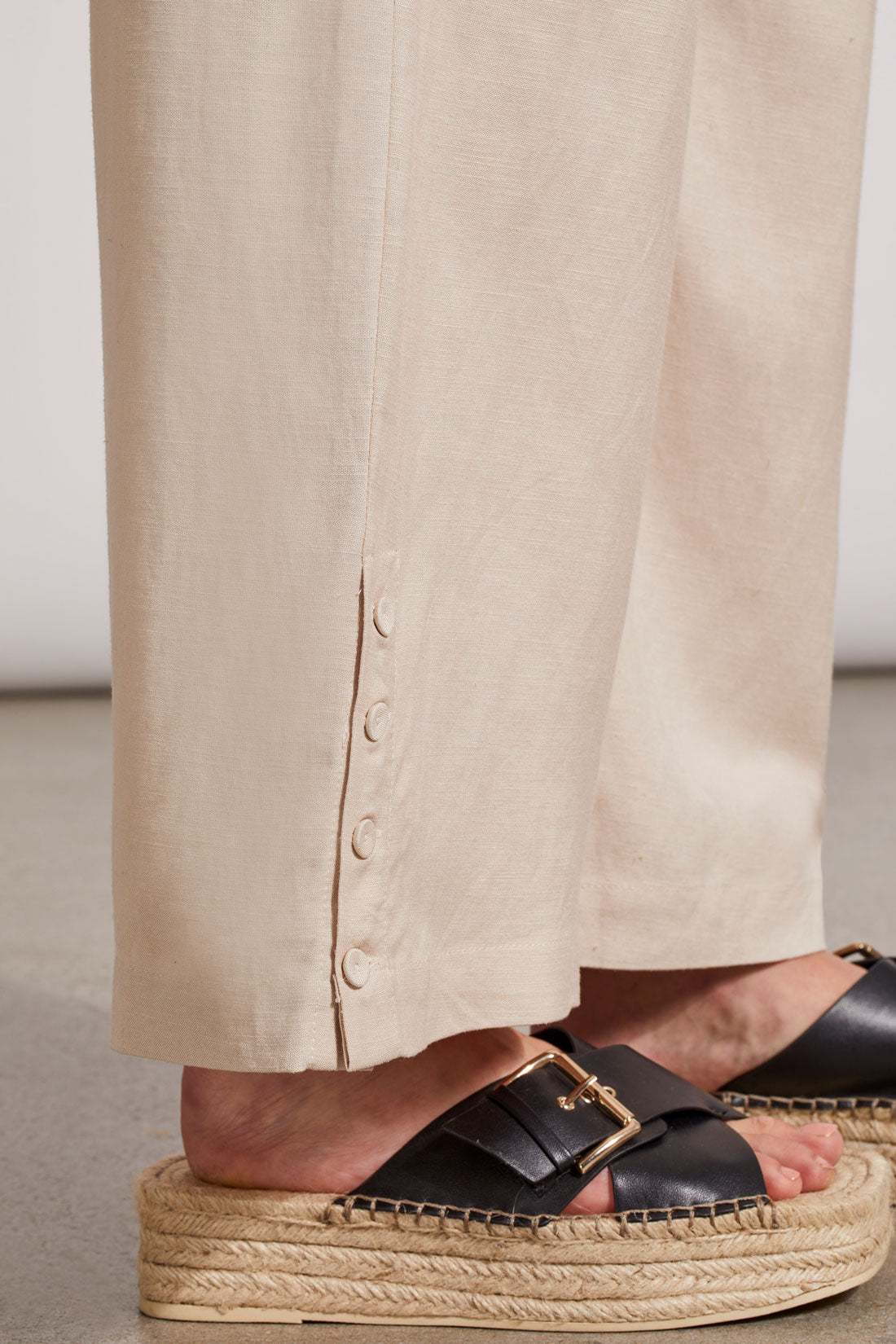 PULL ON ANKLE PANT W/ HEM VENT & BTNS